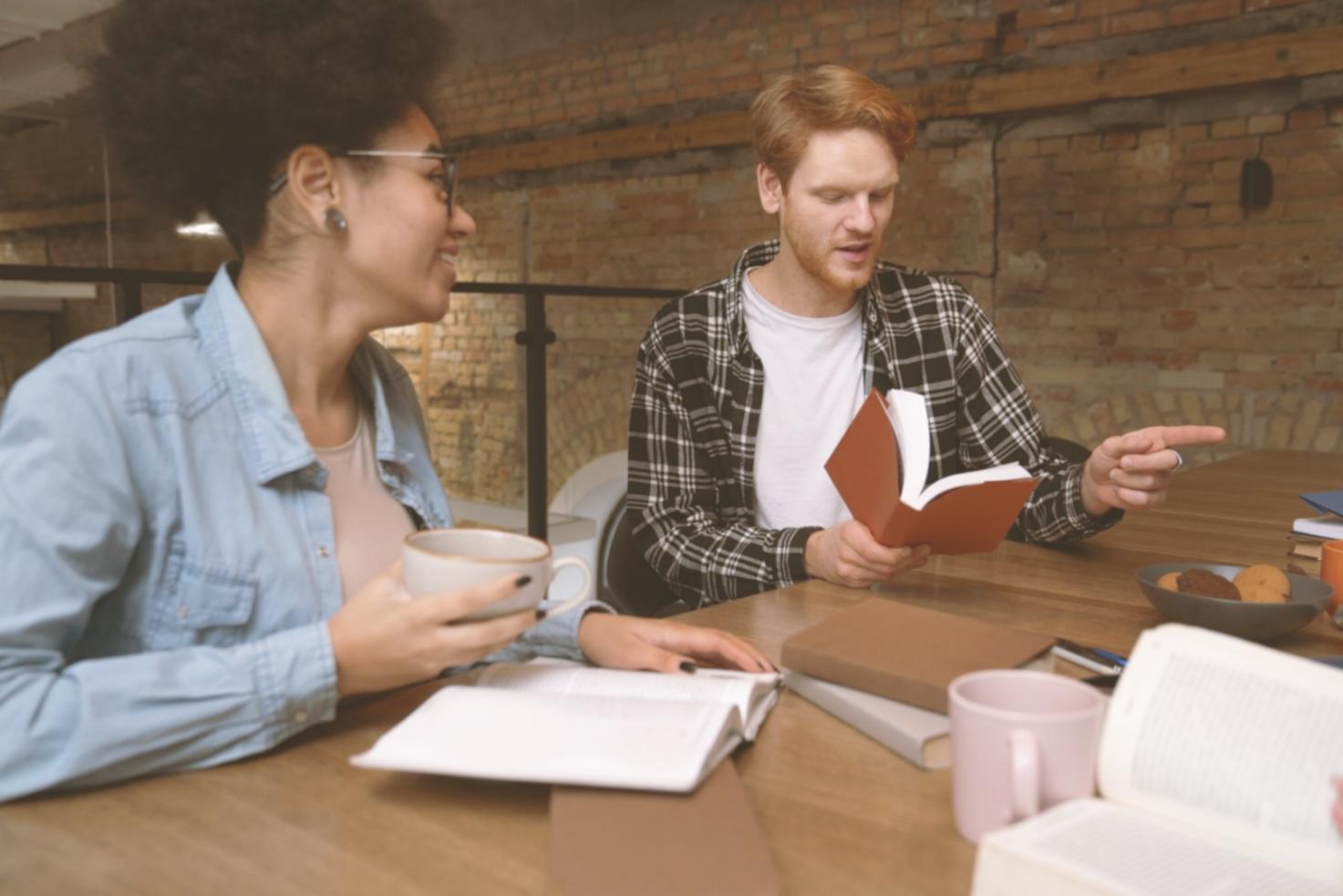 Espace de travail dédié à la gestion de budgets avec documentation financière