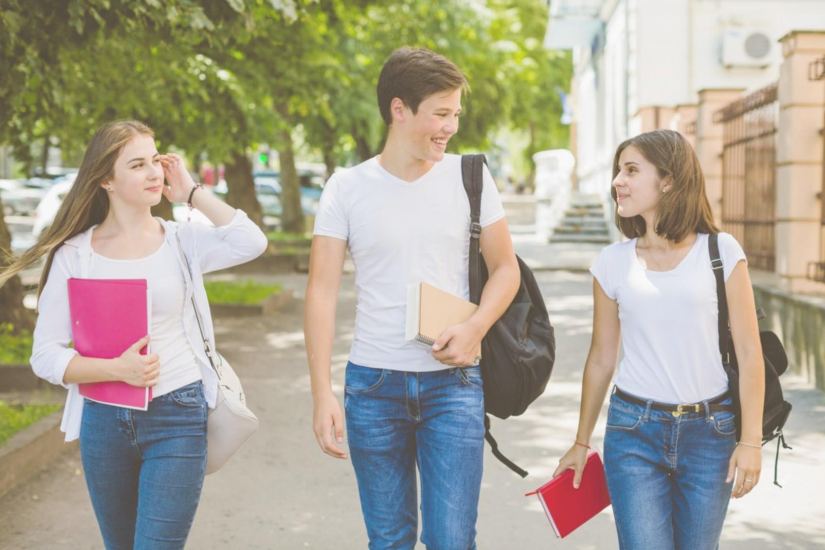 Bureau de travail avec documents financiers et ordinateur portable